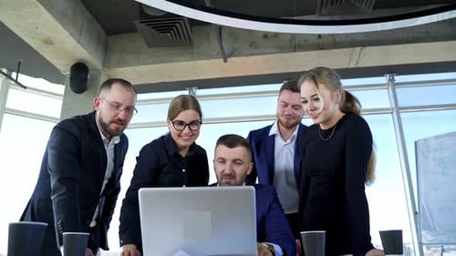 Team Leader Explaining Ideas To Collegues. Group of employees talking in modern office