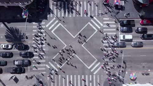 Cruzamento movimentado da faixa de pedestres Multidões de turistas e outras pessoas da cidade atravessam diagonalmente