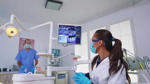 Zahnarzt, Arzt und Patient betrachten digitale Zahnröntgenaufnahme