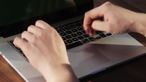Tippen auf der Laptoptastatur