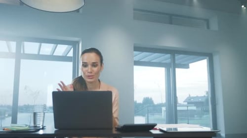 Mulher de negócios trabalhando no computador Pessoa feliz conversando no caderno