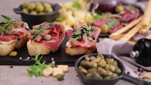 Préparer une bruschetta avec du prosciutto ou du jambon au jambon chez Domestic Kitchen