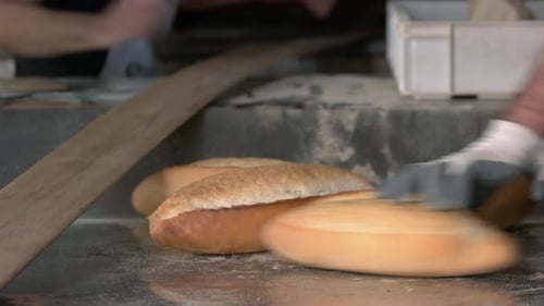 Frisch gebackenes knuspriges französisches Brot auf Backblech in der Bäckerei