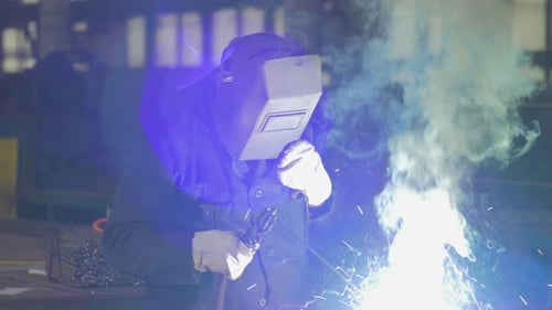 Schweißer arbeitet in einer Anlage