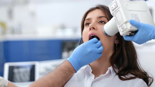 Männlicher Zahnarzt-Röntgenbild der Patientin Mundhöhlen-Zahnuntersuchung Verwenden Sie das Röntgenogramm-Gerät