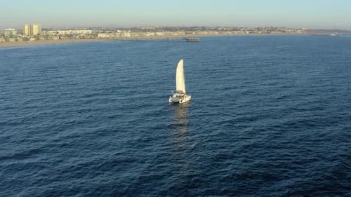 Luftaufnahme. Segelboot schwimmt im Wasser bei wunderschönem Sonnenuntergang.