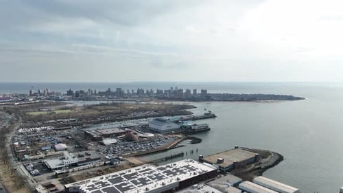Une vue en hauteur au-dessus de Shore Parkway et d'un nouveau chantier de construction de grande hauteur à Brooklyn, NY. Le Dro