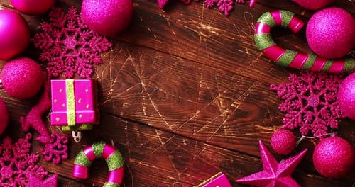 Décorations de Noël lumineuses sur la table