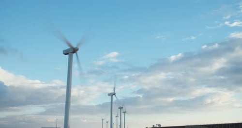 Parque de turbinas eólicas que genera energía limpia