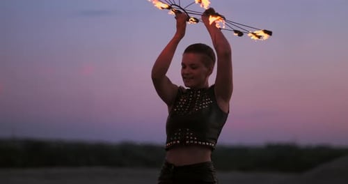 Professionelle Tänzerinnen machen eine Feuershow und eine pyrotechnische Aufführung auf dem Festival with Burning
