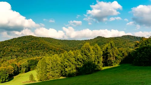 Wolken und Schatten bewegen sich.