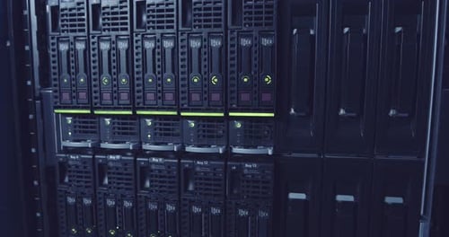 Amplia sala de servidores informáticos en un centro de datos