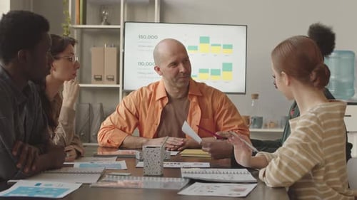 Equipe de especialistas em SMM com reunião no escritório