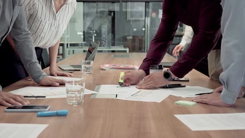 Travail d'équipe sur des documents