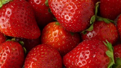 Rotation saftiger Erdbeeren. Ansicht von oben, Drehung um 360 Grad, Extreme Nahaufnahme.