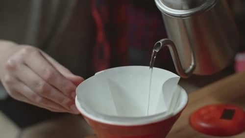 Weibliche Barista macht Kaffee zum Übergießen