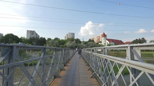 Metallbrücke über den Fluss in der Stadt