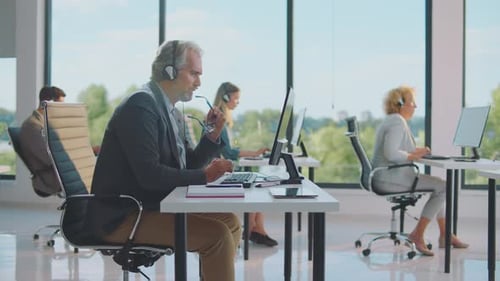 Mann arbeitet am Computer und denkt nach