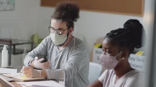 Divers collègues travaillant au bureau pendant l'épidémie de coronavirus