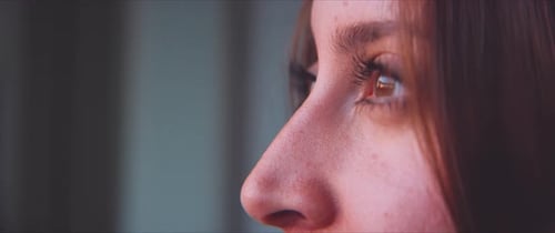 Olhos observando o filme de perto