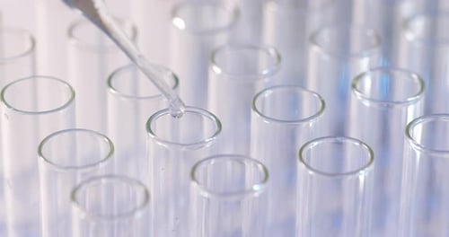 Chimiste effectuant des expériences scientifiques avec des produits chimiques