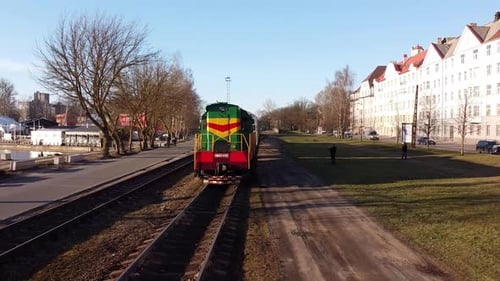 Zug auf der Eisenbahn im Hafen