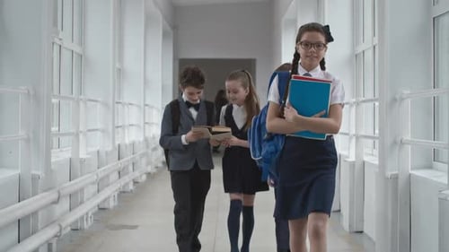 Alunos caminhando ao longo do corredor da escola