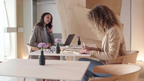 Personnes travaillant dans un espace de coworking