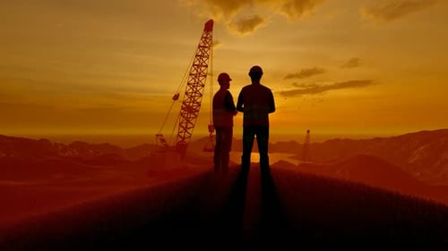 Bauingenieure sprechen bei Sonnenuntergang und Baustelle