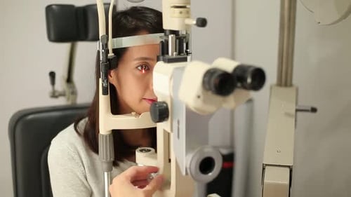 Frau macht Sehtest in der Klinik