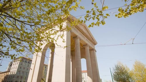 Ancienne porte de la ville construite au Tessin comme attraction touristique