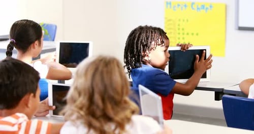 Crianças da escola estudando em sala de aula