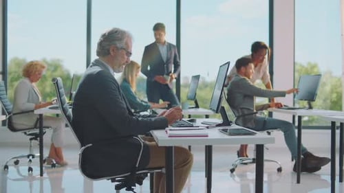 Am Computer arbeiten und diskutieren