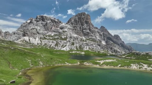 Hermosos lagos en las montañas Dolomitas