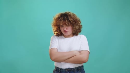 Des personnes offensives font honte au corps à une femme