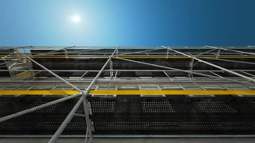 Una estructura de andamio conectada a la fachada del sitio de construcción.