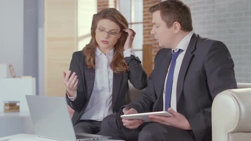 Assistente de mulher apresentando relatório ao chefe, reunião de negócios