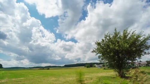 Lapso de tiempo de nubes y nubes altas que se mueven en diferentes direcciones sobre el campo en el campo