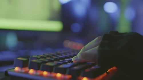 Hacker-Hände tippen auf der Tastatur