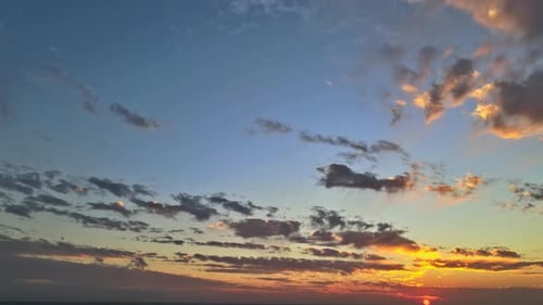 Lever de soleil Théâtral coloré avec nuages, ciel, horizon lumineux, ciel brûlant