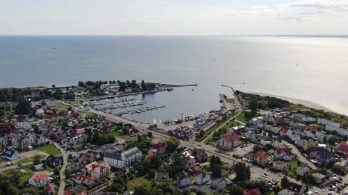 Survol du port de Jastarnia sur la péninsule de Hel sur la mer Baltique en Pologne