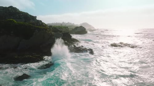 Imágenes aéreas panorámicas de aguas turbulentas, grandes olas que chocan en Black Ocean Rocks, EE. UU.