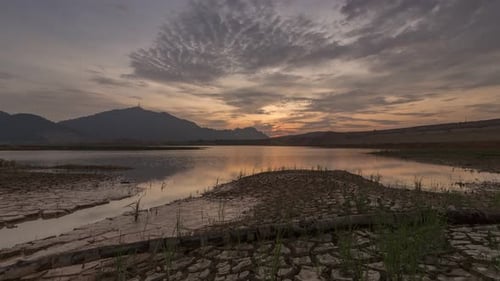 Trockenes Land im Zeitraffer am See am Mengkuang Dam