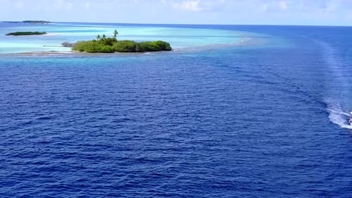 Tagsüber Landschaft einer touristischen Strandreise vor blauem Meer und Sandhintergrund vor Sonnenuntergang