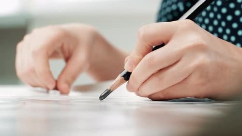 Junge erwachsene Studentin Designerin zeichnet Werkstatt-Nahaufnahme