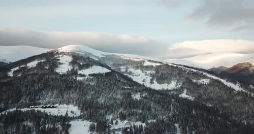 Luftaufnahme des majestätischen Sonnenaufgangs in den Bergen