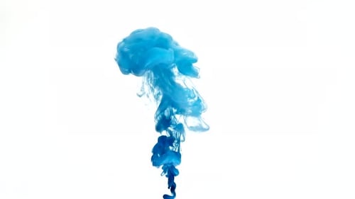 Tiefblaue Farbe im Wasser