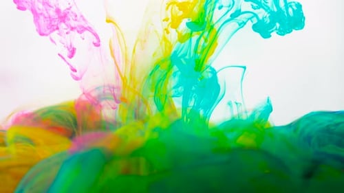 Des nuages d'encre colorés se mélangent pour créer des formes incroyables