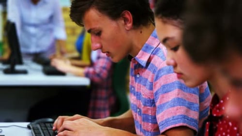 Aufmerksame Schüler mit Computer