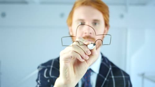 Ingenieur zeichnet Autokonzept auf transparentem Glas im Büro, rote Haare